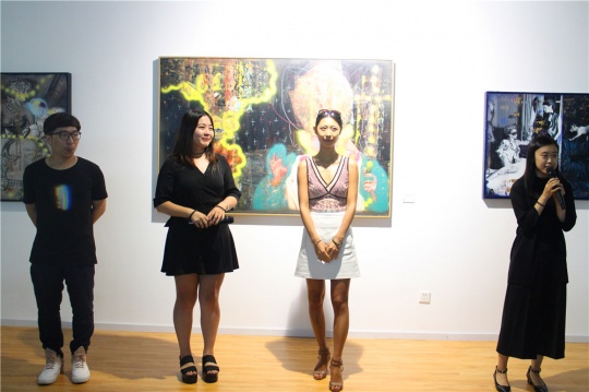左起依次：藝術(shù)家張釗瀛、策展人張一平、名泰空間銷售總監(jiān)蘆辰
