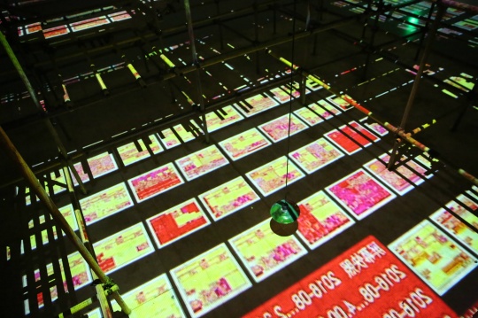 配合震耳欲聾的聲音
