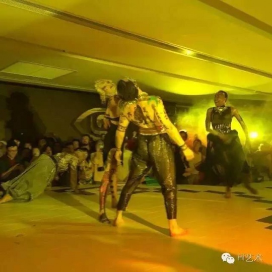 chi K11美術(shù)館陳天灼個(gè)展現(xiàn)場的表演《三十三天》
