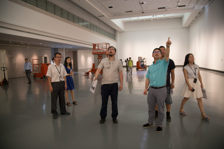 策展人張晴（中）在布展現(xiàn)場