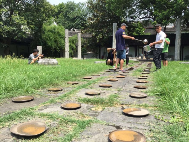 呈現(xiàn)在蘇州宋代建筑雙塔中的藝術(shù)家呂美立&王謙作品《有無》取蘇州各地山水而塑的泥盤將隨自然天氣變化而逐漸消亡，與有著千年歷史的雙塔彼此觀照。