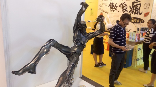 展覽現(xiàn)場的雕塑作品與觀眾
