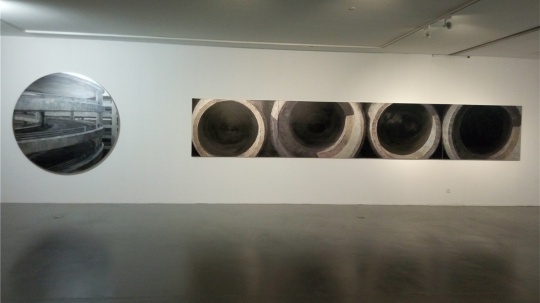 左：李易紋 《齒輪效應(yīng)Ⅱ》 200×200cm 布面丙烯 2013；右：李易紋 《黑洞》 120×720cm 布面丙烯 2014
