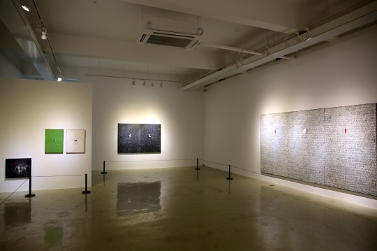 單色的背景基調(diào)是吳世烈作品最大的特征

