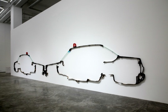 徐震 《涂鴉》 兩件尺寸相同147×209×5cm 汽車、警燈 2012
