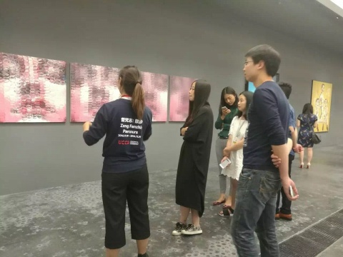看展環(huán)節(jié)：藝厘米安排專人為嘉賓導(dǎo)覽曾梵志展覽“散步”