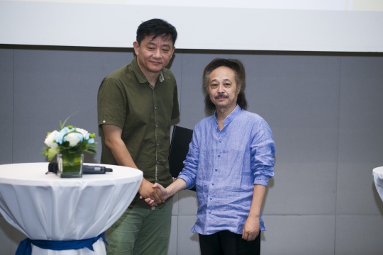 戰(zhàn)略簽約環(huán)節(jié)藝厘米與愛濤文化針對非遺文創(chuàng)項目“拾遺”的戰(zhàn)略簽約