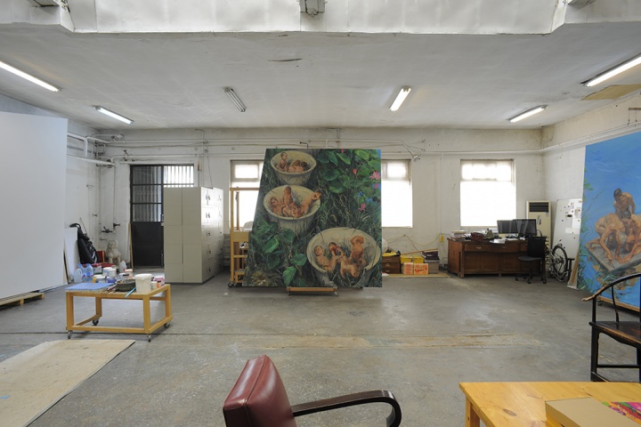 工作室里的這幾張畫即將在央美美術(shù)館個(gè)展”游園驚夢(mèng)“中呈現(xiàn)，可以看見畫作的尺幅是非常大的

