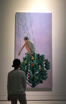觀眾在喻紅作品前欣賞
