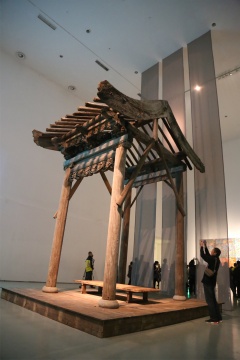 展覽現(xiàn)場(chǎng)的木屋空間
