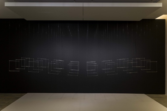 Elias Crespin 《大型16立方體8×2》390×78×26cm 鉛，尼龍，發(fā)動(dòng)機(jī)，電腦，電子接口 2014
