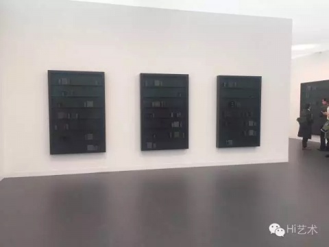 Edmund de Waal的陶瓷杯罐黑黑白白，整齊有序的懸列在墻?！拔业男伦髌泛统鲎吆突貧w有關(guān)。我對(duì)這個(gè)主題沉迷已久，最終找到了最合適的藝術(shù)語(yǔ)言。這也是我第一次展出如此私人的東西?！?展覽介紹說(shuō)的相當(dāng)玄幻。OK，不管他說(shuō)的多么深，我反正是沒(méi)有看出這些玲瓏可愛(ài)的小罐罐跟出走/回歸有什么關(guān)系，也沒(méi)看出其中有什么不可告人的私人秘密。不過(guò)既然大佬高古軒這么說(shuō)了，聽(tīng)著就是了
