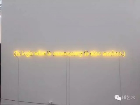 展位正墻上鮮黃的霓虹燈閃耀著“在邏輯中，所有不必須的皆是無(wú)用的”的條語(yǔ)，狡黠的諷刺著眼前的一切。照這么來(lái)說(shuō)，弗里茲這巨大的白色帳篷里，滿(mǎn)滿(mǎn)的全是無(wú)用的，我們當(dāng)然也都是些無(wú)用之人。這讓人會(huì)心一笑，自嘲精神絕對(duì)應(yīng)是當(dāng)代藝術(shù)最不該丟失的精髓之一
