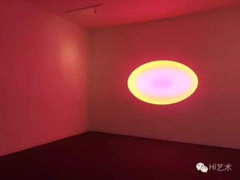 這次在弗里茲展出的《Cape Hope》系列，當(dāng)然不能跟James Turrell給古根海姆之類(lèi)做的那些大東西相提并論，但小而經(jīng)典，非常適合私人藏家，應(yīng)該可算是此界弗里茲的亮點(diǎn)之一
