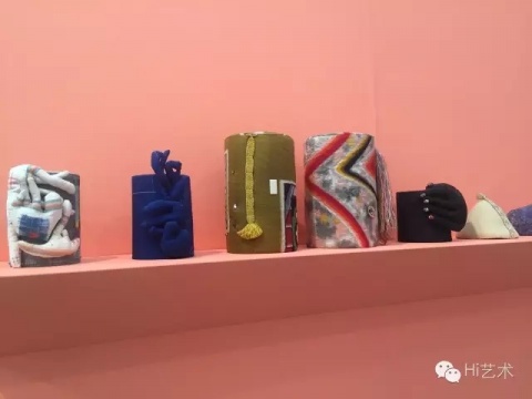 倫敦的KATE MACGARY從來(lái)走的都是古靈精乖的路線(xiàn)，去年他們帶了跳跳糖一樣嬉皮的 PETER MADONALDS。今年則帶了一系列縫縫補(bǔ)補(bǔ)的小手工和古拙可愛(ài)的的陶陶罐罐，布置如鄰家客廳，散發(fā)著溫暖的女性主義和部落藝術(shù)的氣息，各大媒體都將他們?cè)u(píng)為此屆弗里茲必去展位之一
