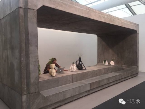
慕尼黑的RUDIGER SCHOTTLE展覽風(fēng)格一貫干凈利落，今年搬來(lái)了巨大的工業(yè)水泥墻框，德國(guó)樣式的嚴(yán)肅點(diǎn)綴著滑稽的陶瓷花盆，既吸引眼球，又展示了作品，還能用于辦公，一舉三得

