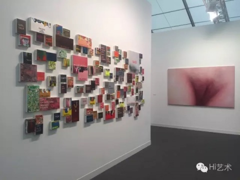 P.P.O.W 絕對(duì)是這次弗里茲收獲最多關(guān)注的展位之一。今年他們野心勃勃的帶來(lái)了四代女性主義藝術(shù)家，從不同層次和角度表現(xiàn)了女性主義藝術(shù)的發(fā)展
