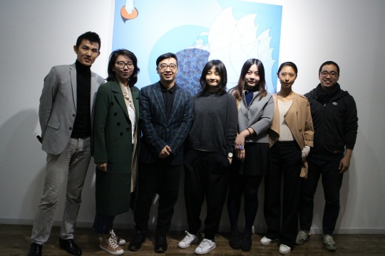 “亢龍有悔”—— 亢世新個(gè)人作品展開幕現(xiàn)場(chǎng)，左三為藝術(shù)家亢世新
