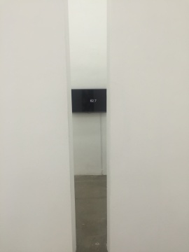 兩面墻在展廳內(nèi)多開辟了一個空間，里面的墻面上播放著一組音頻作品
