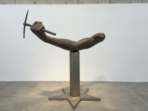 愛斯特里奧塞古拉 《右手》 120×85×240cm 
