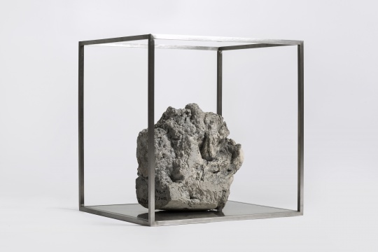 《虛實3》24 × 26 × 23 cm (雕塑)  50 × 45 × 50 cm (不銹鋼架子) 水泥、石灰、不銹鋼 2014 - 2016
