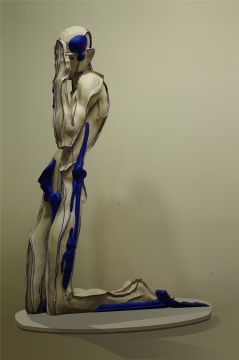 王立偉 《藍色骨頭》 牛皮?綜合材料 136x120x60cm 2016
