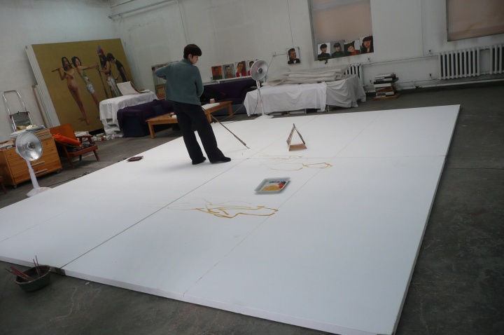 在工作室創(chuàng)作的喻紅
