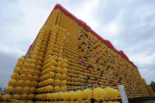 上海二十一世紀(jì)民生美術(shù)館被外側(cè)被谷文達(dá)的燈籠覆蓋
