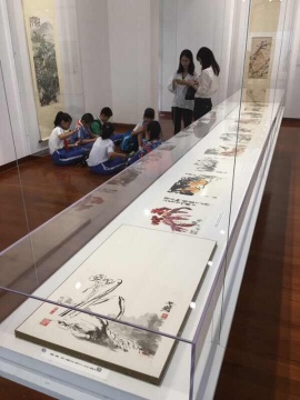 展廳內(nèi)的學生認真的臨摹大師作品