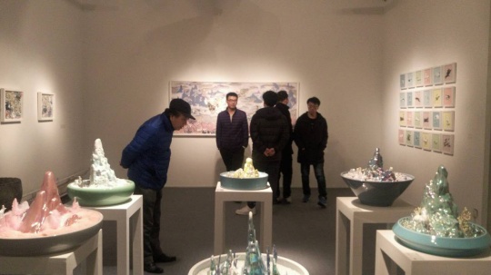 作品前駐足的觀眾
