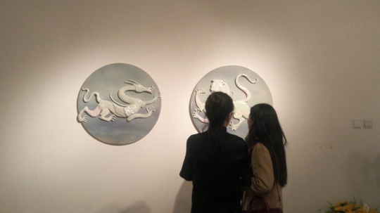 作品前駐足的觀眾
