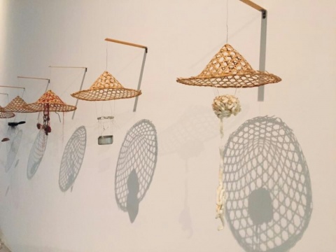 《帽影》多種材質(zhì)，尺寸可變，2015
以斗笠為主形，在其下放了些不同的物品，這是籠罩在帽影之下的人與物、物與詞。
