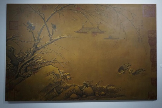 李秋實(shí)那些轉(zhuǎn)型譬喻、天馬行空的突兀又和諧的畫面中，一路有傳承的古風(fēng)相隨，用東方說東方給世人看
