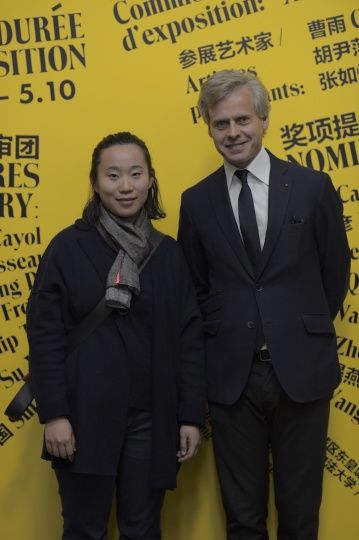 獲獎藝術(shù)家張如怡和法國嬌蘭全球總裁兼首席執(zhí)行官Laurent Boillot
