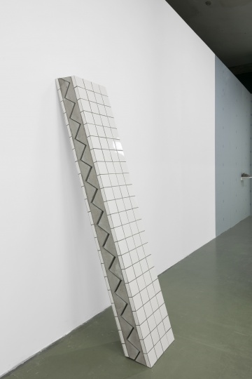 張如怡《緩慢的靜止》40×20.5×221cm 混凝土、鐵絲及瓷磚 2016