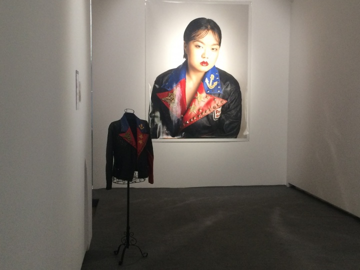 藝術(shù)家復制了照片中陌生女人的服飾和妝容，并模仿陌生女人的神態(tài)拍下照片

