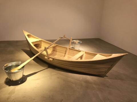 《水》 300×300×70cm 木船、船槳、渡鋅鐵桶、水 2017

