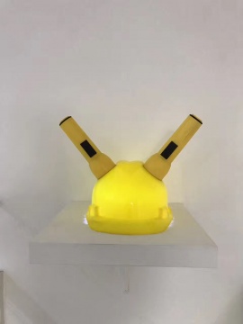 《安全帽》 35×26×26cm 手電筒、安全帽 2015
