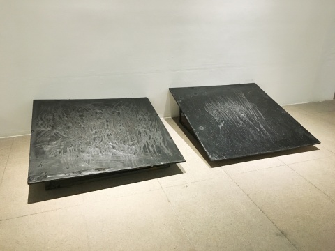 盧征遠《無題》 120×120cm 木、瀝青 2017
