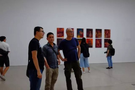 藝術(shù)家徐赫（左二）在展覽現(xiàn)場
