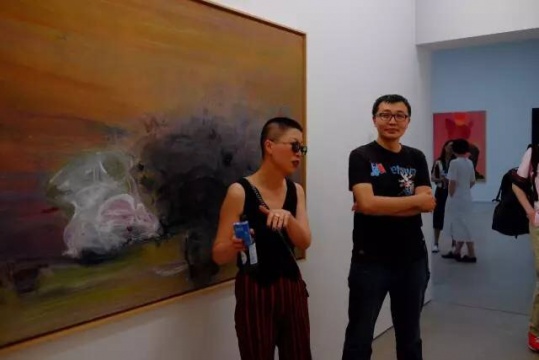  藝術(shù)家趙銀鷗（左一）在展覽現(xiàn)場
