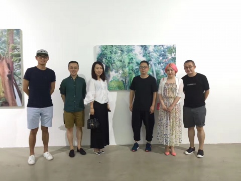 藝術(shù)家蔣國蓉（右三） 空間站負(fù)責(zé)人付曉東（右二） 
