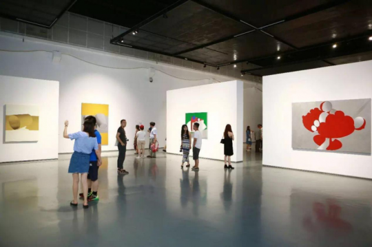 在蜂巢主展廳，看冷廣敏“解剖”一床席夢思