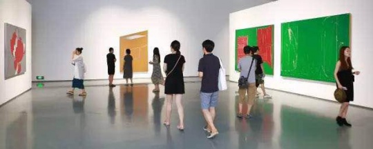 在蜂巢主展廳，看冷廣敏“解剖”一床席夢思