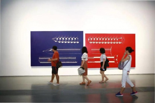 在蜂巢主展廳，看冷廣敏“解剖”一床席夢思