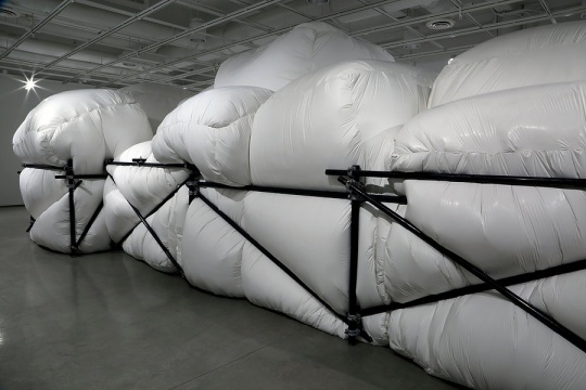 喬治·伊恩·麥克馬洪  《逗留》990cm x 396cm x 411cm 塑料布，金屬，木材，壓鉗 2017
