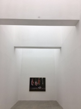 在營造出的教堂空間展示作品突顯獻祭意味
