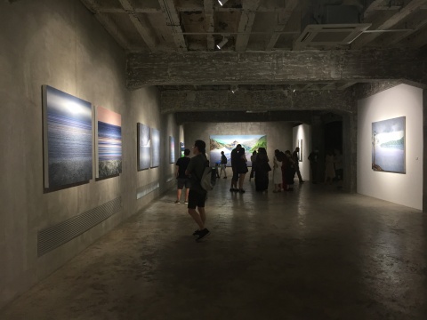 張木個(gè)展“轉(zhuǎn)湖”在北京798藝術(shù)區(qū)陌上畫(huà)廊二層開(kāi)幕
