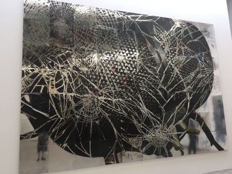 吳笛《兇手》350×500cm 鏡面板 綜合材料 2010
