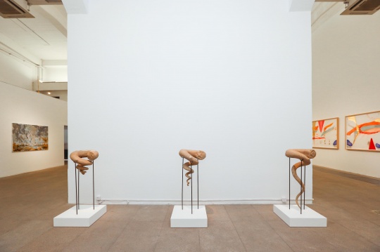 阿麗佳·柯維德（Alicja Kwade）《類(lèi)群-擴(kuò)張之4-6【TBC】》130x60x60cm/件 大理石、鋼材、木材、漆 2017
